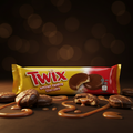 Twix soft secret 132g verpackung mit gelb-rotem design und glänzendem finish zeigt schokoladenkeks mit karamellfüllung