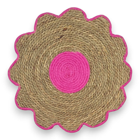 Platzset blume geflochten 38x38x0,5 cm mit rosa und naturfarbenem blumenförmigem jute-material und wellenrand