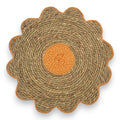 Platzset blume geflochten 38x38x0,5 cm mit sonnenblumenform beige natur und oranger kreis aus gewebtem material