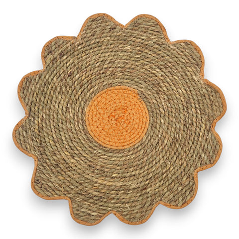 Platzset blume geflochten 38x38x0,5 cm mit sonnenblumenform beige natur und oranger kreis aus gewebtem material