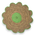 Ein platzset blume geflochten 38x38x0,5 cm mit naturbraunem mittelteil und leuchtend grünen, gezackten rändern