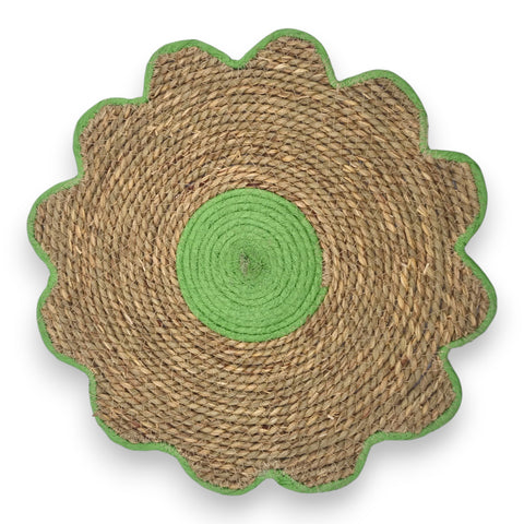Ein platzset blume geflochten 38x38x0,5 cm mit naturbraunem mittelteil und leuchtend grünen, gezackten rändern