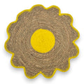 Sonnenblumenförmiges platzset aus gewebtem jute mit gelbem zentrum und abgesteppten gelben kanten 38x38x0,5 cm