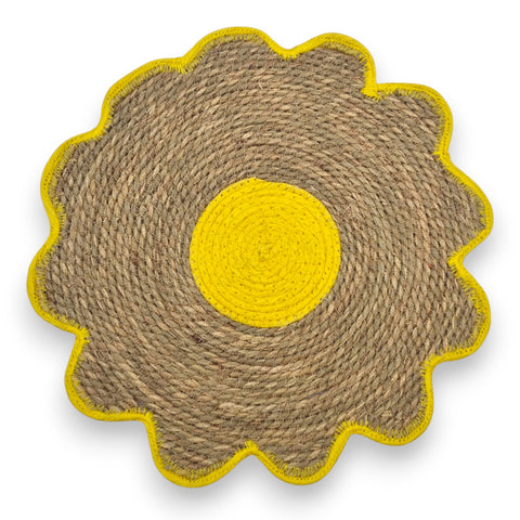 Sonnenblumenförmiges platzset aus gewebtem jute mit gelbem zentrum und abgesteppten gelben kanten 38x38x0,5 cm
