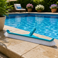 Teal plastic pool skimmer mit weißen borsten auf steinkante für teleskopstange bestway poolbesen aquabroom aufsatz