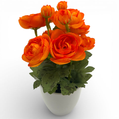 Ein lebendiger oranger künstlicher ranunkelstrauß in einem eleganten weißen keramiktopf namens ranunkel orange