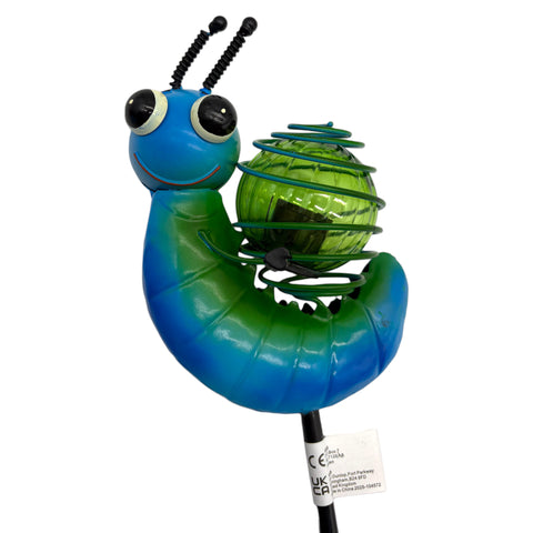 Solar-gartenstecker tiermuster blaue und grüne metallschnecke mit spiraldraht und grünem glas solarlicht