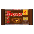 Ein braun foliertes nestlé rolo 4er paket mit vier einzeln verpackten, glänzenden roten schokoladenstücken