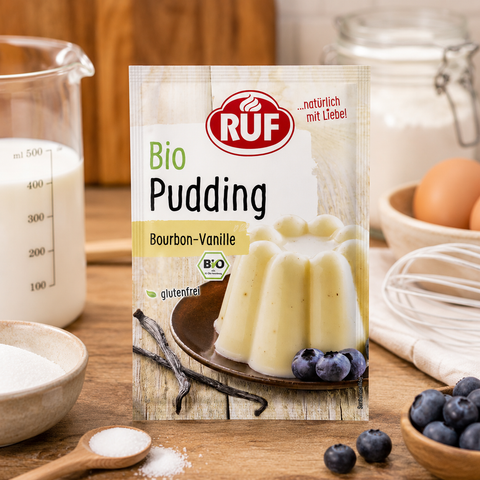 Ein paket ruf bio pudding bourbon vanille 2x40g mit weiß-grünem etikett und pudding auf holzteller