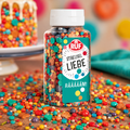 Eine klare plastikflasche mit bunten zuckerstreuseln in verschiedenen formen von ruf zuckerstreusel liebe bääääääm 140g
