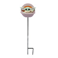 Pastellrosa kunststoff gartenstecker grogu mit schwarzem metallspieß zur gartendekoration