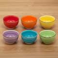 Set aus sechs bunten keramikschalen schale 14 cm mit glasierten, strukturierten innenflächen und rustikalen braunen rändern