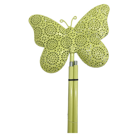 Limegrüner metall-schmetterling gartenfackel mit warmweißen led und filigranem rundem ausstanzmuster