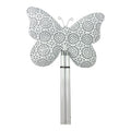 Weißer metall schmetterling gartenstecker mit detailliertem punktmuster und antennae solar warmweiße led