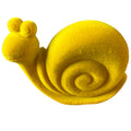 Eine schnecke samtige gelbe schleimfigur mit weichem samt und rundem spiralschneckenhaus
