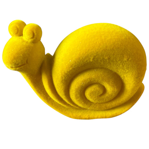 Eine schnecke samtige gelbe schleimfigur mit weichem samt und rundem spiralschneckenhaus