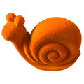Orange gefilzte schnecke mit weichem, plüschigem texture und rundem spiralschal für dekoration