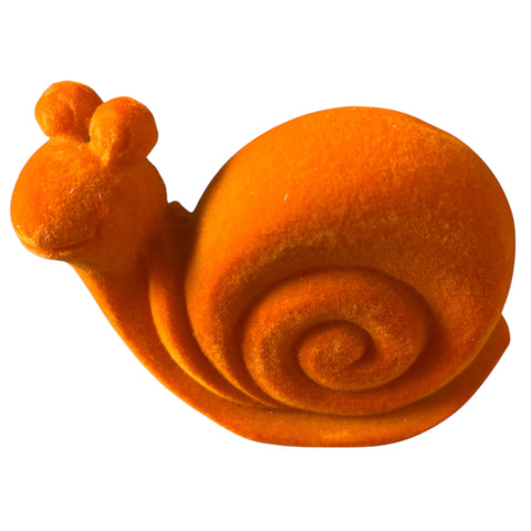 Orange gefilzte schnecke mit weichem, plüschigem texture und rundem spiralschal für dekoration