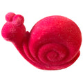 Eine plüschige schnecke dekorative objekt in leuchtendem rot mit flauschiger textur und spiralförmiger schale