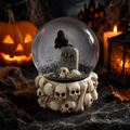 Halloween schneekugel totenkopf mit schwarzem rabe auf weißem r.i.p. grabstein und beige schädelbasis