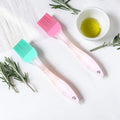 Zwei silikon pinsel 21cm mit pastellrosa griffen und flexiblen bunten borsten in mintgrün und pink