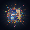 Eine lebendige blaue und beigefarbene nestlé smarties minis 158g packung gefüllt mit bunten runden bonbons