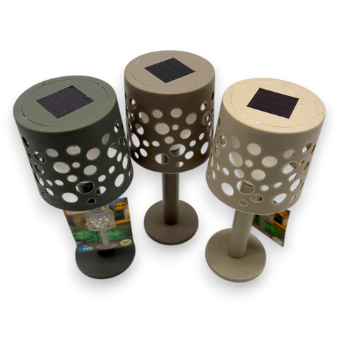 Drei solar-tischlampen mit zylindrischen, perforierten schirmen in olivgrün, taupe und beige, 9x9x21cm