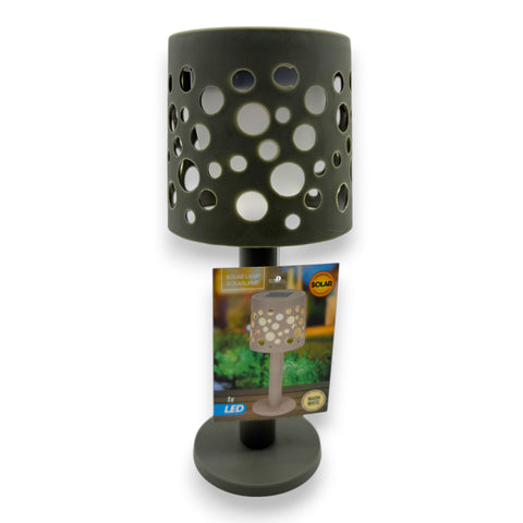 Dunkelgrüne solar-tischlampe aus zylindrischem metall mit kreisförmigen ausschnitten und perforiertem design