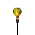 Solar gartenstecker luftballon mit flammeneffekt grün mit messingfarbenem metallrahmen und basis leuchtet