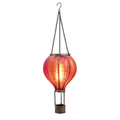 Ein solar luftballon mit flammeneffekt mit 20 led in rosa und einem leuchtend roten lampionkorb aus geflochtenem material