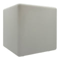 Eine matte weiße cube LED solarwürfelleuchte mit minimalistischem design und abgerundeten kanten 20x20 cm