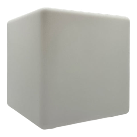 Eine matte weiße cube LED solarwürfelleuchte mit minimalistischem design und abgerundeten kanten 20x20 cm