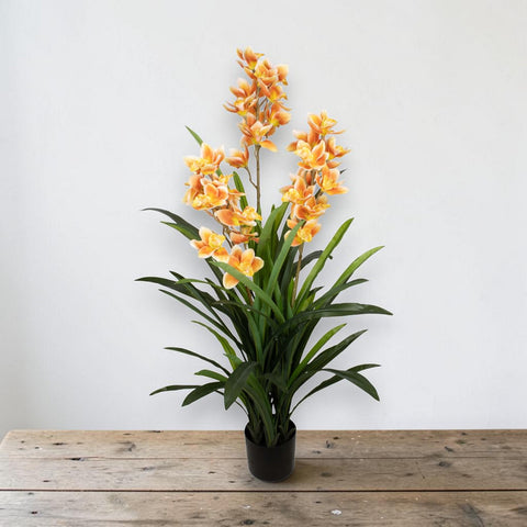 Künstliche cymbidium orchidee mit orange-gelben blüten und grünen blättern in schwarzem topf 40x40x150cm