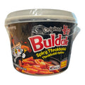 Buldak ricecake topokki bowl würziger tteokbokki instant noodles becher mit schwarzem etikett und feuriger illustration