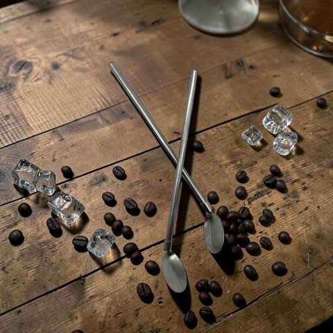 Zwei elegante edelstahl trinkhalme mit löffel 25cm silber glänzend im 2er set