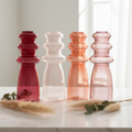 Set von vier durchsichtigen glasvasen in verlaufenden rot, klar, pfirsich und hellrosa tönen mit gestapeltem rundhals 7x20 cm