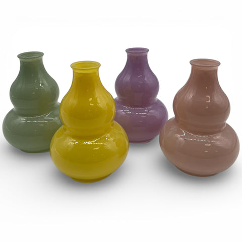 Set aus vier glänzenden, doppelkolbenförmigen glasvasen in grün, gelb, lila und taupe