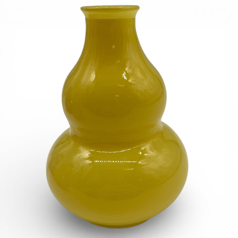 Ein glänzender senfgelber doppelkalebassen-vase mit glatter, abgerundeter form und schmalem hals