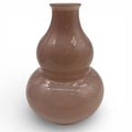 Ein glänzender zweifarbiger brauner keramikvase mit klassischer flaschenkürbisform