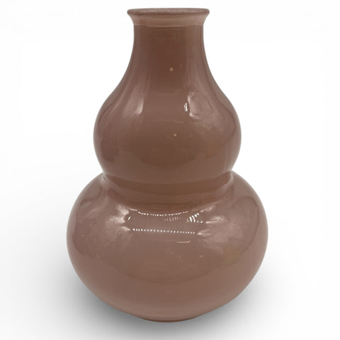 Ein glänzender zweifarbiger brauner keramikvase mit klassischer flaschenkürbisform