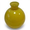Ein glänzendes senfgelbes kugelvase s aus glas mit rundem körper und kurzem, ausgestelltem hals