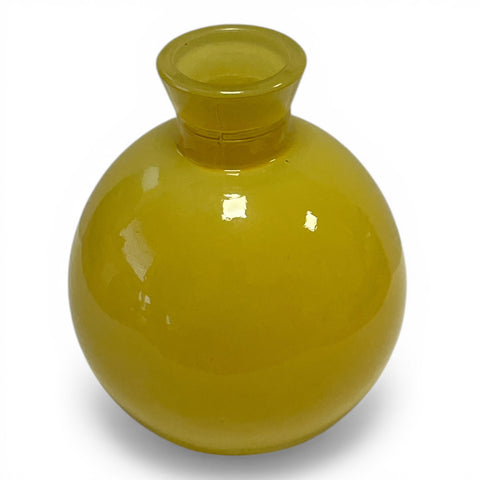 Ein glänzendes senfgelbes kugelvase s aus glas mit rundem körper und kurzem, ausgestelltem hals