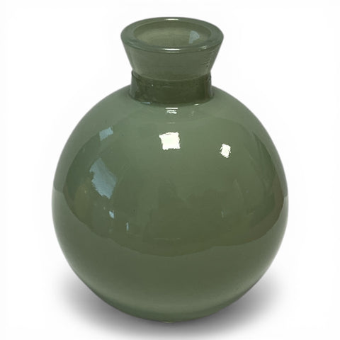Eine elegante kugelvase s aus olivgrünem glas mit rundem körper und schmalem hals
