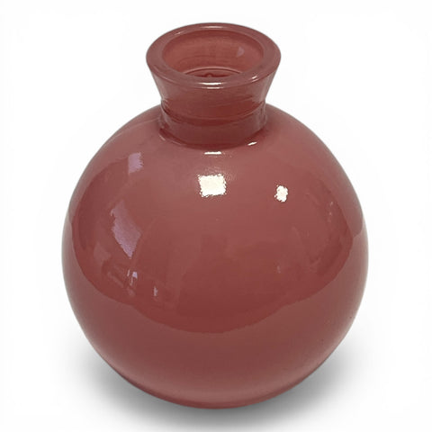 Glänzende kugelvase s aus glas in terrakotta mit rundem bauch und schmalem hals