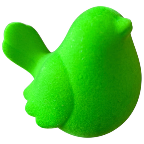 Hellgrüner, kuscheliger vogel geformter stressball aus plüsch zur entspannung