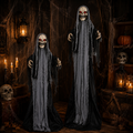 Zwei halloween-geisterfiguren wachsender reaper 180-240 cm mit leuchtend roten augen und zerrissenen schwarzen und grauen stoffgewändern