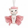 Ein weißer keramik katzenanhänger 4.3x5x9cm mit rosa ballerina tutu, barett und silberner perlenkette