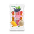 Ein buntes paket cocon yogo bar mit milch und saft in 450ml yogo ice stäbchen mit trauben, erdbeeren, mango und honigmelone