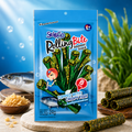 Blaue paket seleco rolling bite meeressnack mit grünen gerollten algensticks und knusprigem fisch topping
