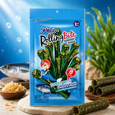 Blaue paket seleco rolling bite meeressnack mit grünen gerollten algensticks und knusprigem fisch topping
